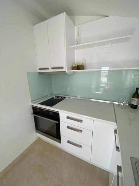 Tisno - Apartma z vrtom in pogledom na morje