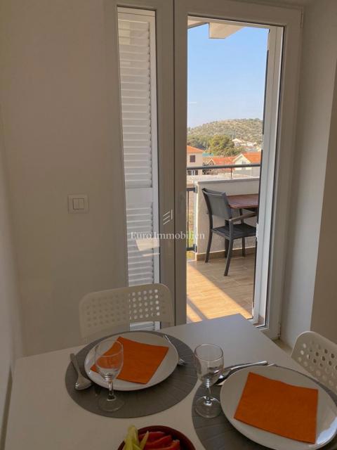 Tisno - Apartma z vrtom in pogledom na morje
