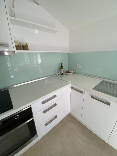 Tisno - Apartma z vrtom in pogledom na morje