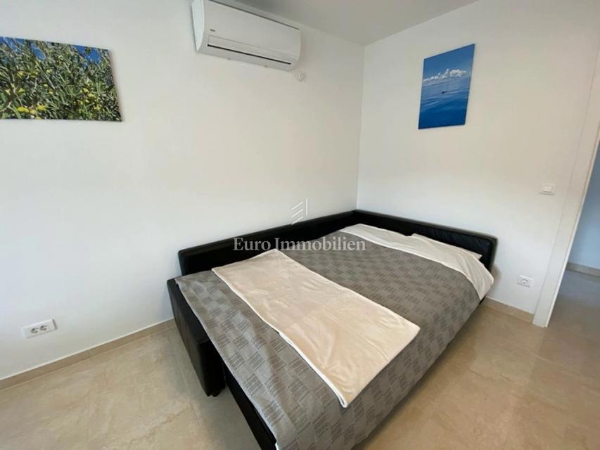 Tisno - Apartma z vrtom in pogledom na morje