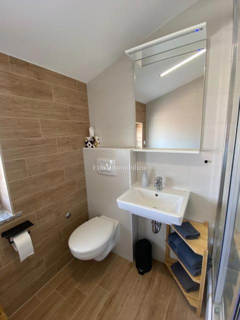 Tisno - Apartma z vrtom in pogledom na morje