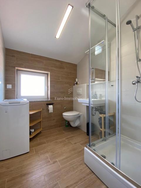 Tisno - Apartma z vrtom in pogledom na morje