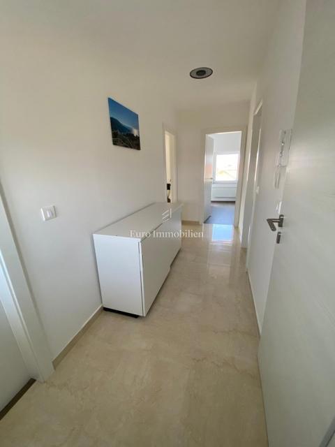 Tisno - Apartma z vrtom in pogledom na morje