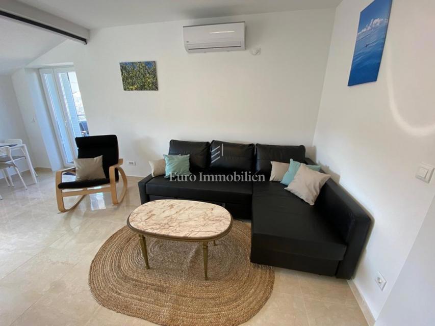 Tisno - Apartma z vrtom in pogledom na morje