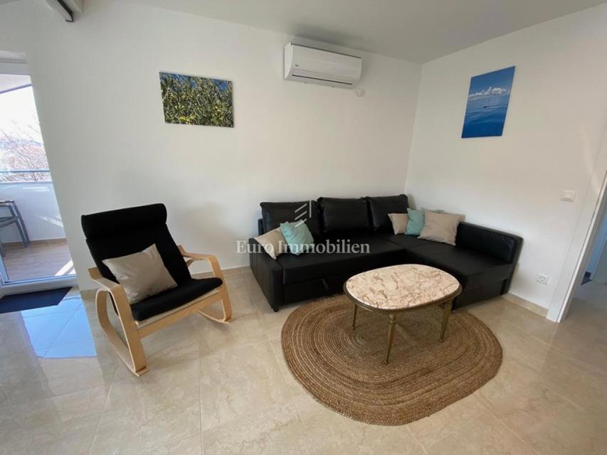 Tisno - Apartma z vrtom in pogledom na morje