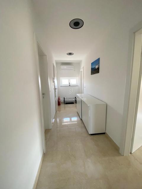 Tisno - Apartma z vrtom in pogledom na morje