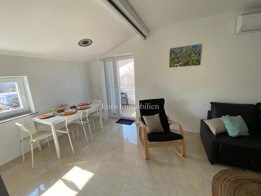 Tisno - Apartma z vrtom in pogledom na morje