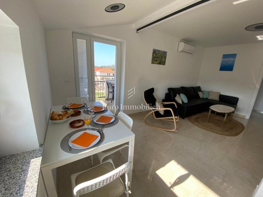 Tisno - Apartma z vrtom in pogledom na morje