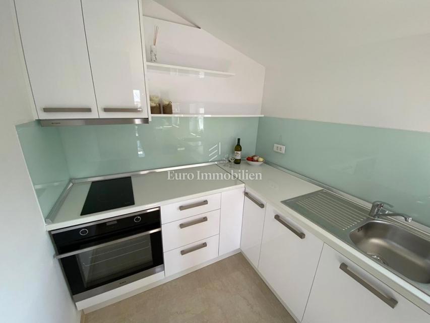 Tisno - Apartma z vrtom in pogledom na morje