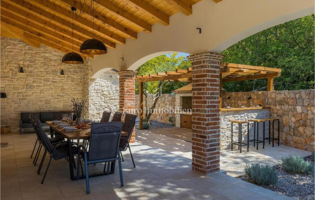 Otok Krk - prostorna vila z bazenom na mirni lokaciji