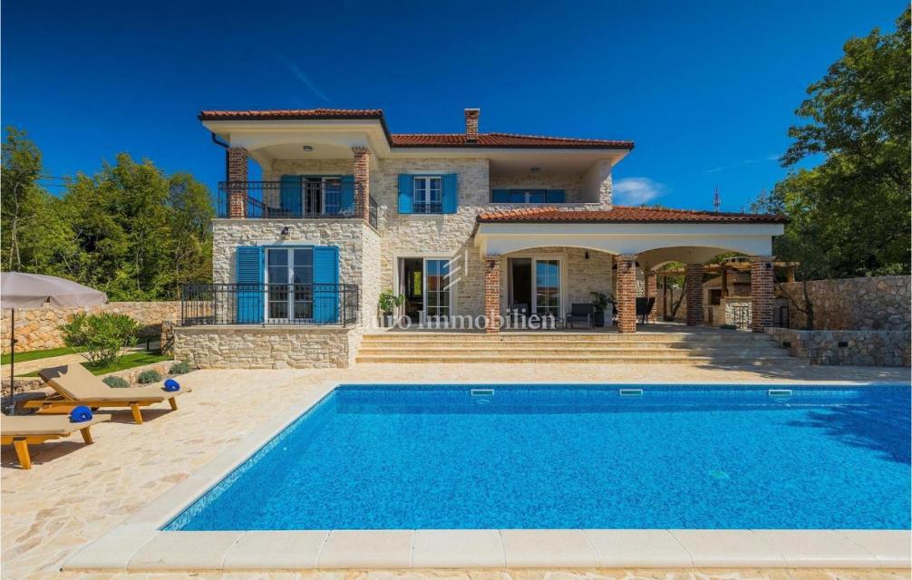 Otok Krk - prostorna vila z bazenom na mirni lokaciji