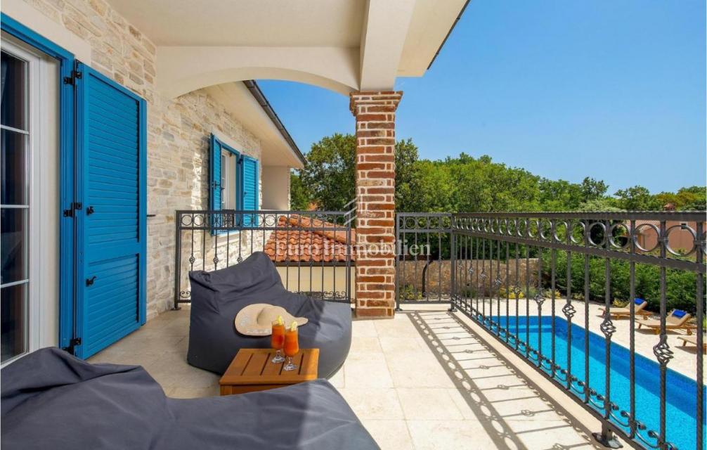 Otok Krk - prostorna vila z bazenom na mirni lokaciji