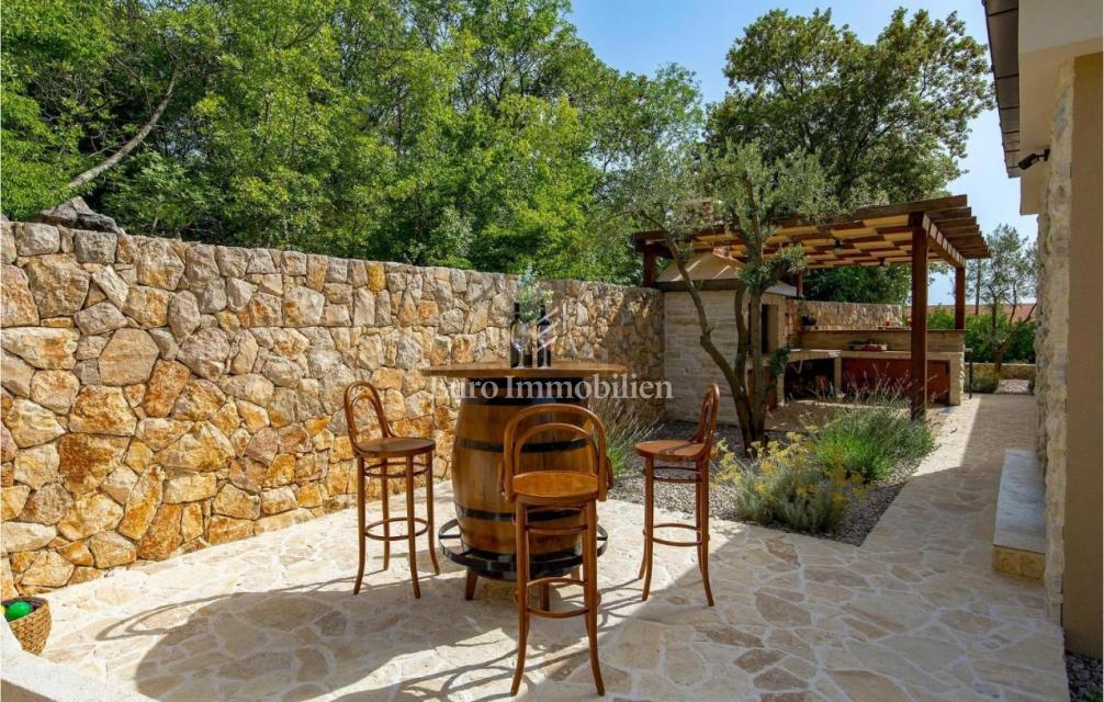 Otok Krk - prostorna vila z bazenom na mirni lokaciji