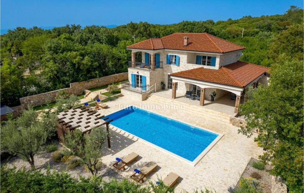 Otok Krk - prostorna vila z bazenom na mirni lokaciji