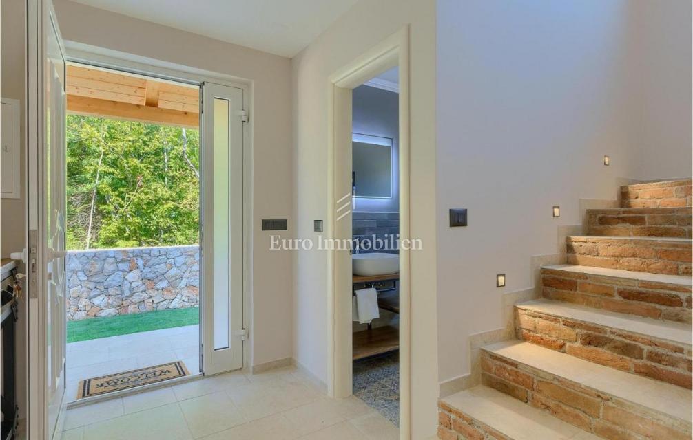 Otok Krk - prostorna vila z bazenom na mirni lokaciji