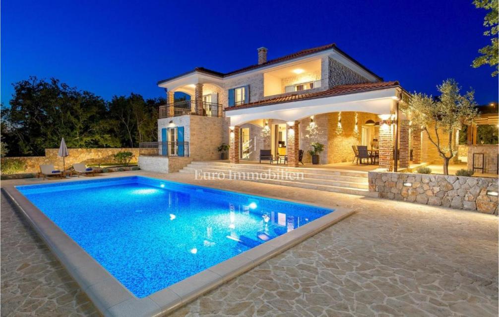 Otok Krk - prostorna vila z bazenom na mirni lokaciji