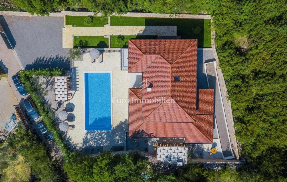 Otok Krk - prostorna vila z bazenom na mirni lokaciji