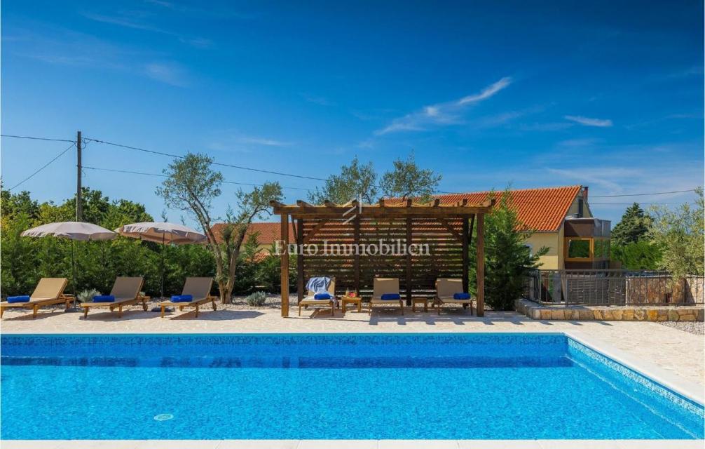 Otok Krk - prostorna vila z bazenom na mirni lokaciji