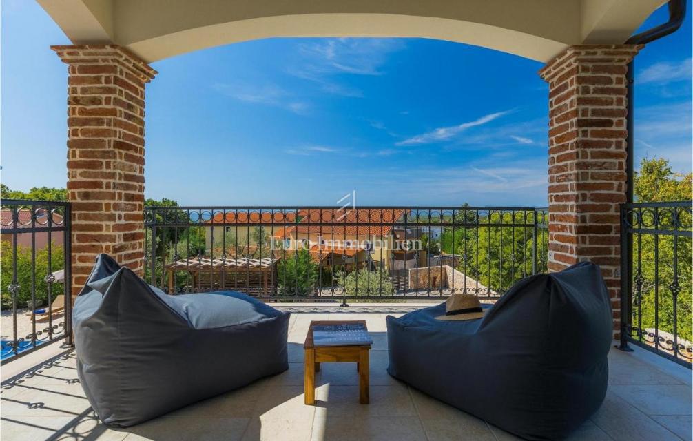 Otok Krk - prostorna vila z bazenom na mirni lokaciji