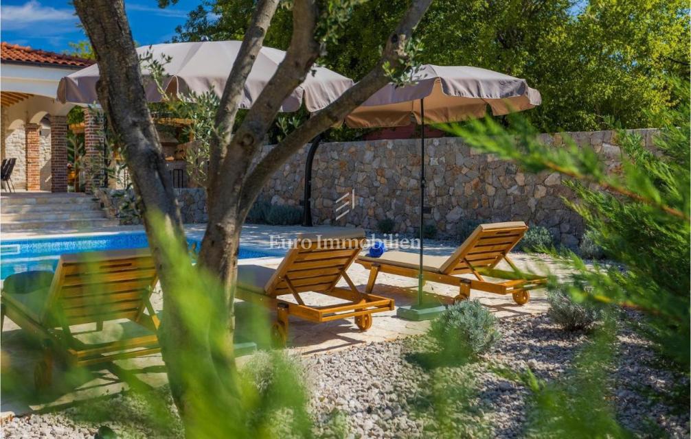 Otok Krk - prostorna vila z bazenom na mirni lokaciji