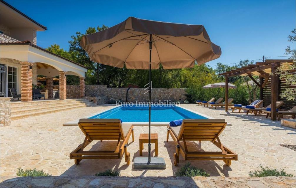 Otok Krk - prostorna vila z bazenom na mirni lokaciji