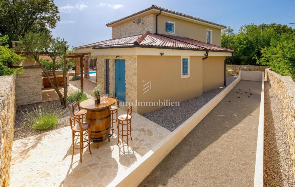 Otok Krk - prostorna vila z bazenom na mirni lokaciji