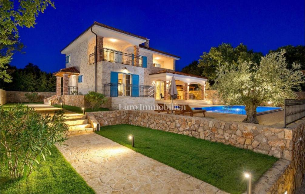 Otok Krk - prostorna vila z bazenom na mirni lokaciji