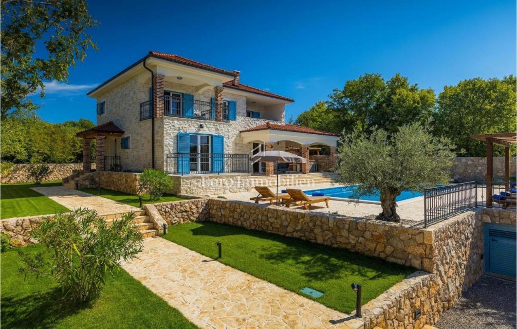 Otok Krk - prostorna vila z bazenom na mirni lokaciji