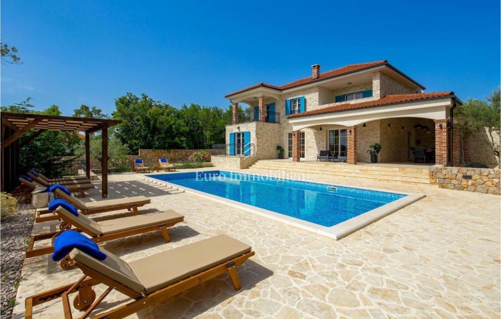 Otok Krk - prostorna vila z bazenom na mirni lokaciji