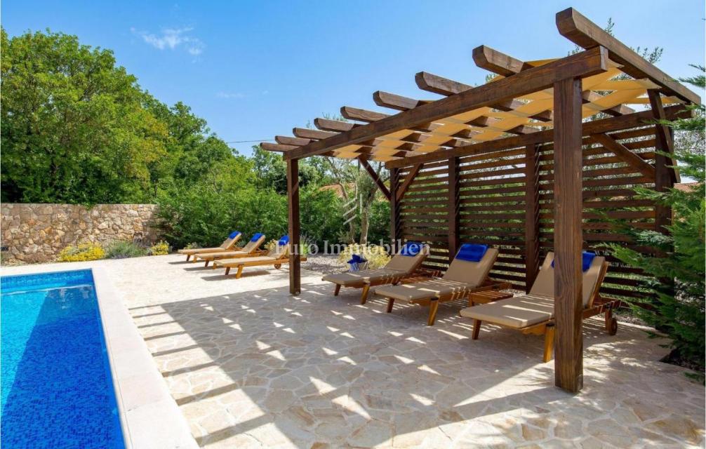 Otok Krk - prostorna vila z bazenom na mirni lokaciji