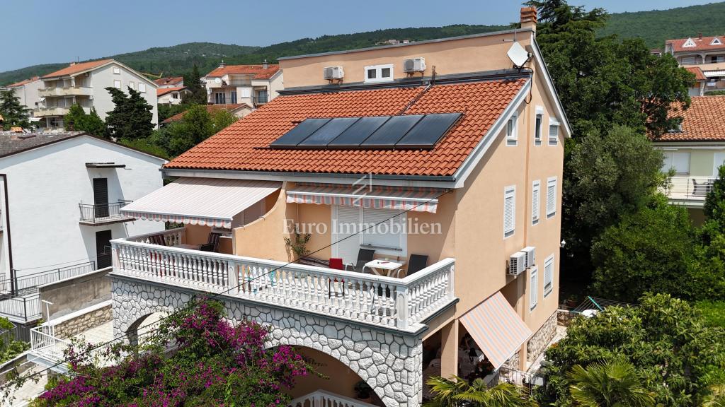 Prostorna hiša s 5 apartmaji, 100 m od morja
