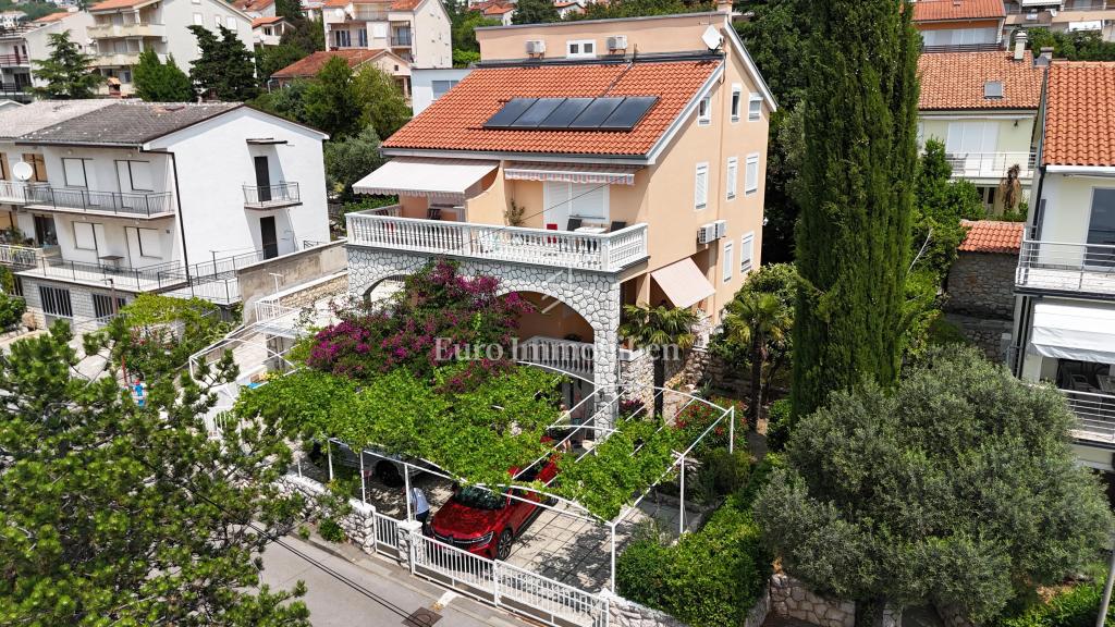Prostorna hiša s 5 apartmaji, 100 m od morja