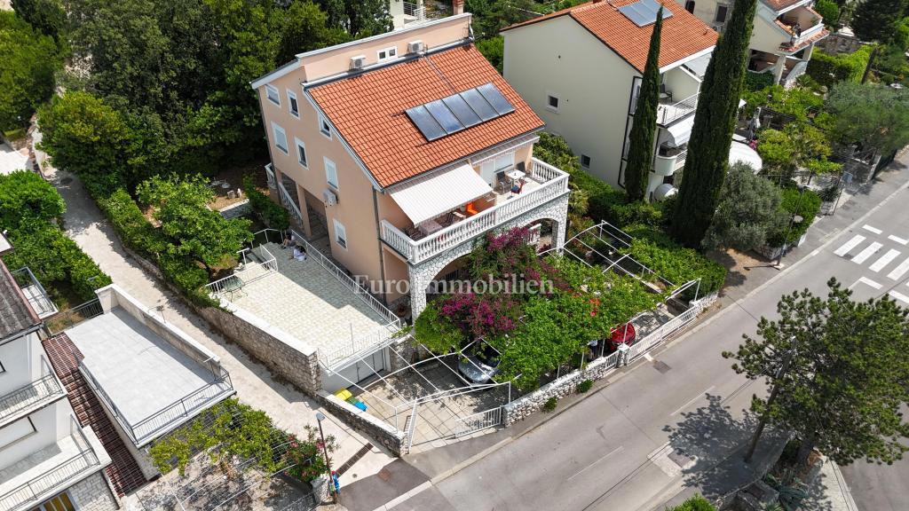 Prostorna hiša s 5 apartmaji, 100 m od morja