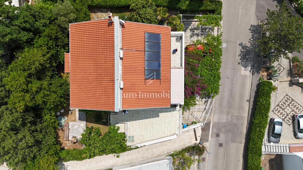Prostorna hiša s 5 apartmaji, 100 m od morja
