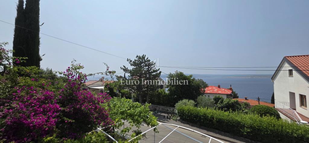 Prostorna hiša s 5 apartmaji, 100 m od morja