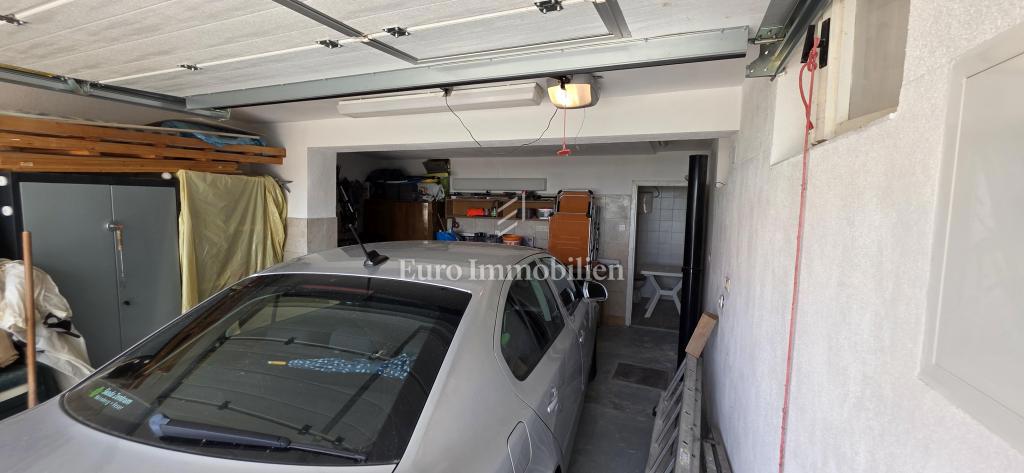 Prostorna hiša s 5 apartmaji, 100 m od morja