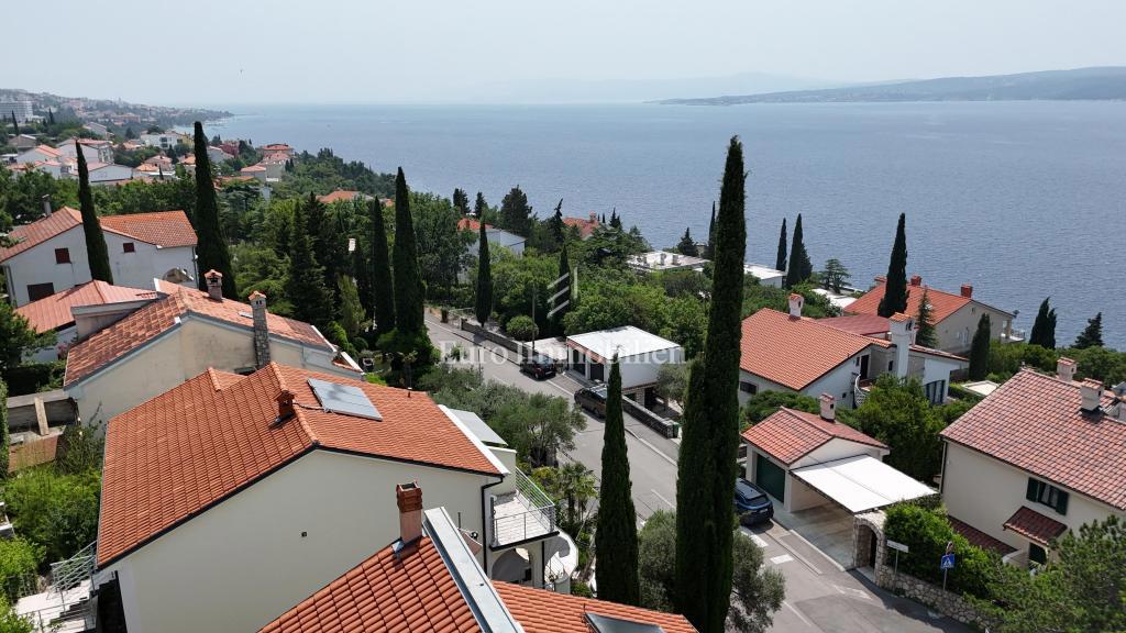 Prostorna hiša s 5 apartmaji, 100 m od morja