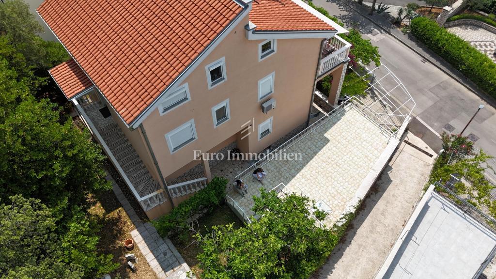 Prostorna hiša s 5 apartmaji, 100 m od morja