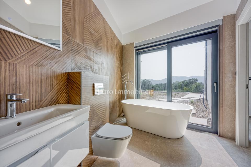 Villa s bazenom i pogledom na more na otoku Krku 