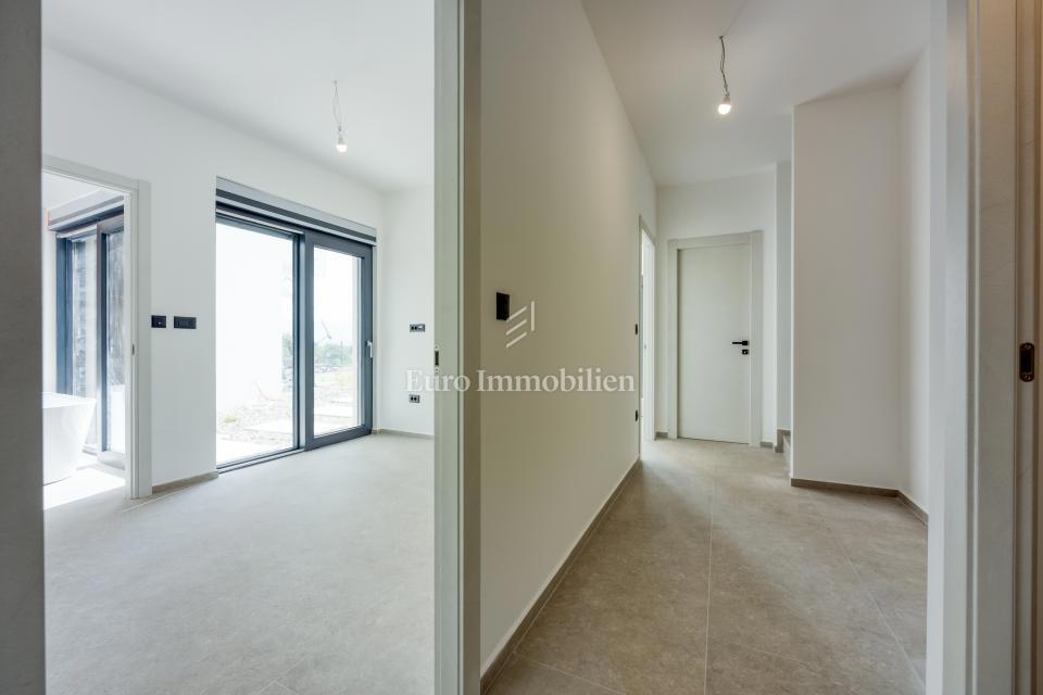 Villa s bazenom i pogledom na more na otoku Krku 