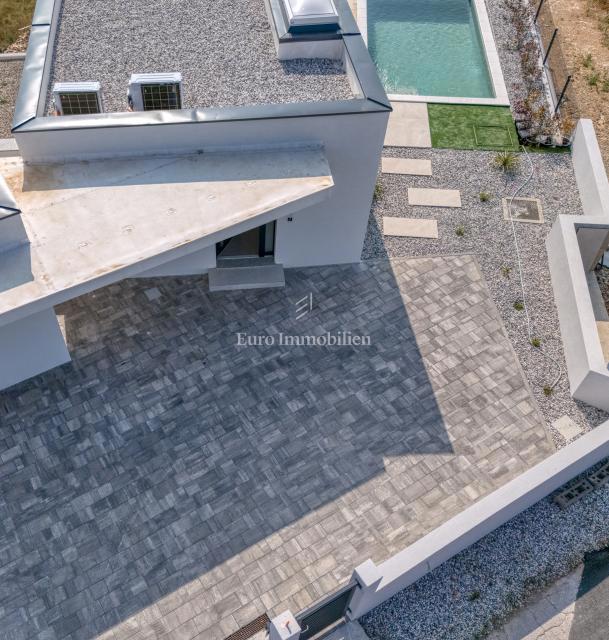 Villa s bazenom i pogledom na more na otoku Krku 