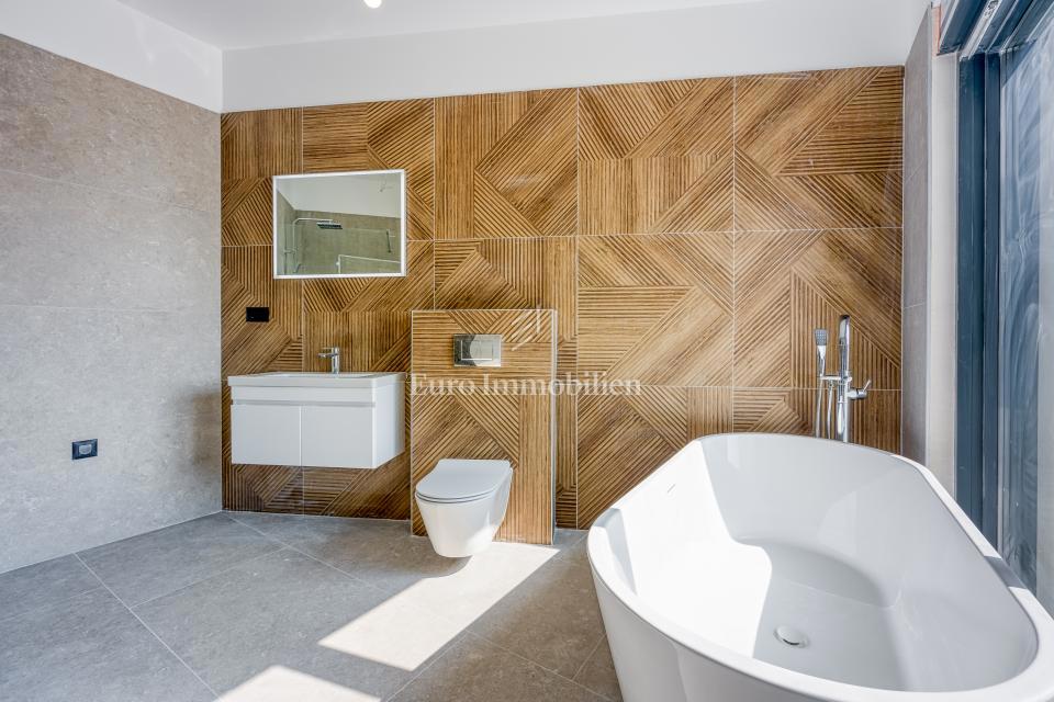 Villa s bazenom i pogledom na more na otoku Krku 