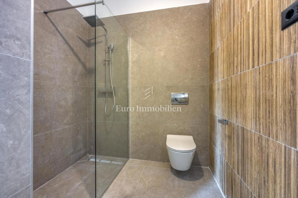Villa s bazenom i pogledom na more na otoku Krku 