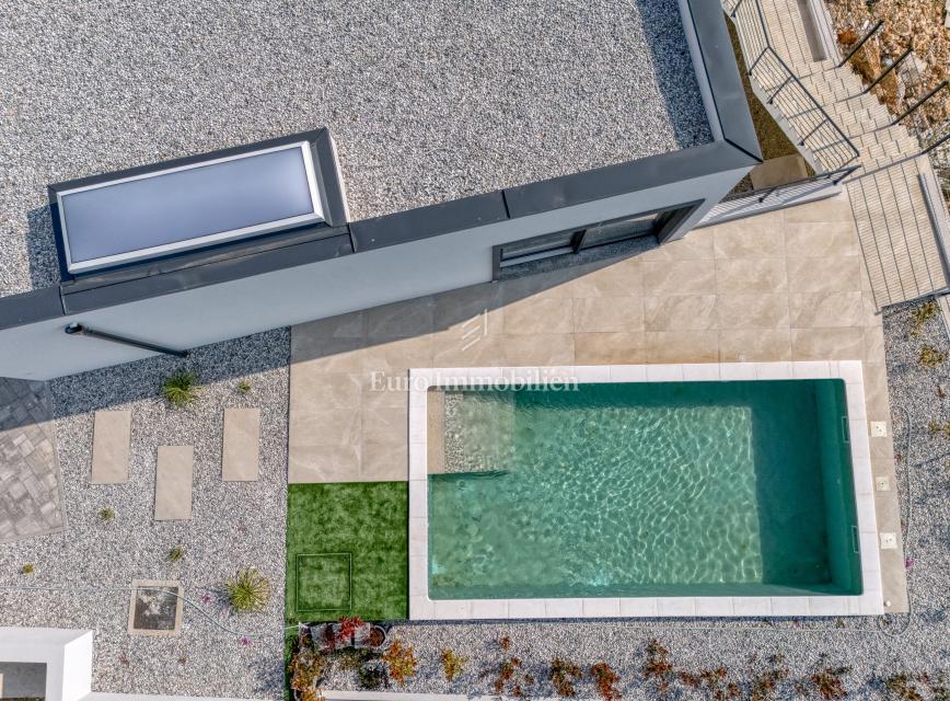 Villa s bazenom i pogledom na more na otoku Krku 