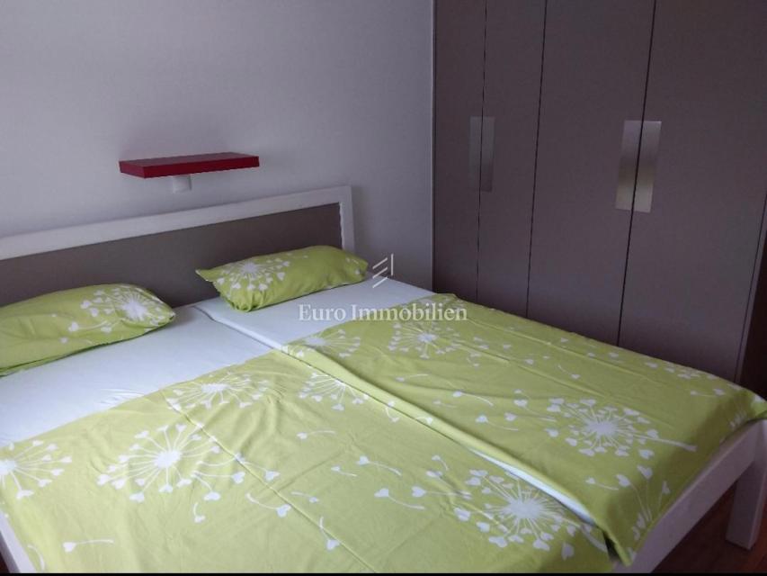 Crikvenica-partma s pogledom na morje, parkiriščem in balkonom
