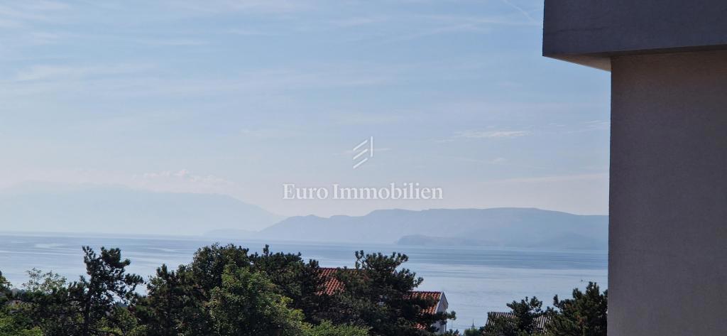 Crikvenica-partma s pogledom na morje, parkiriščem in balkonom
