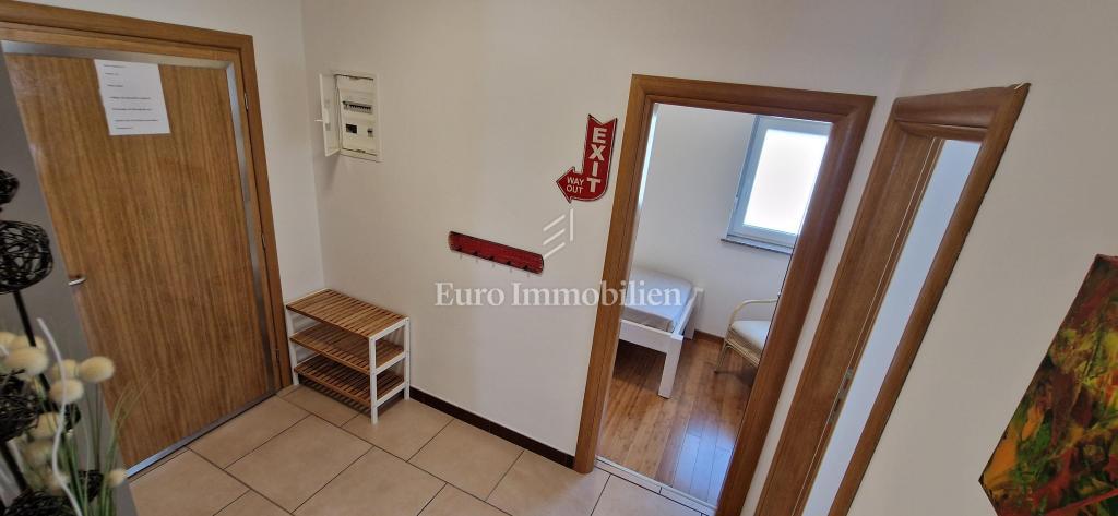 Crikvenica-partma s pogledom na morje, parkiriščem in balkonom