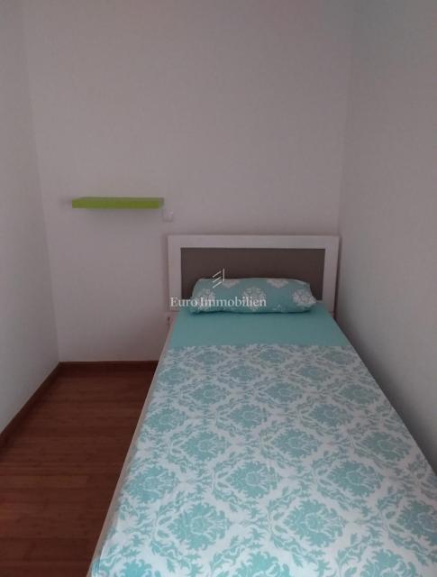 Crikvenica-partma s pogledom na morje, parkiriščem in balkonom
