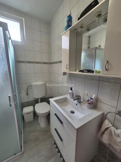 Rogoznica - apartma 2. vrsta od morja
