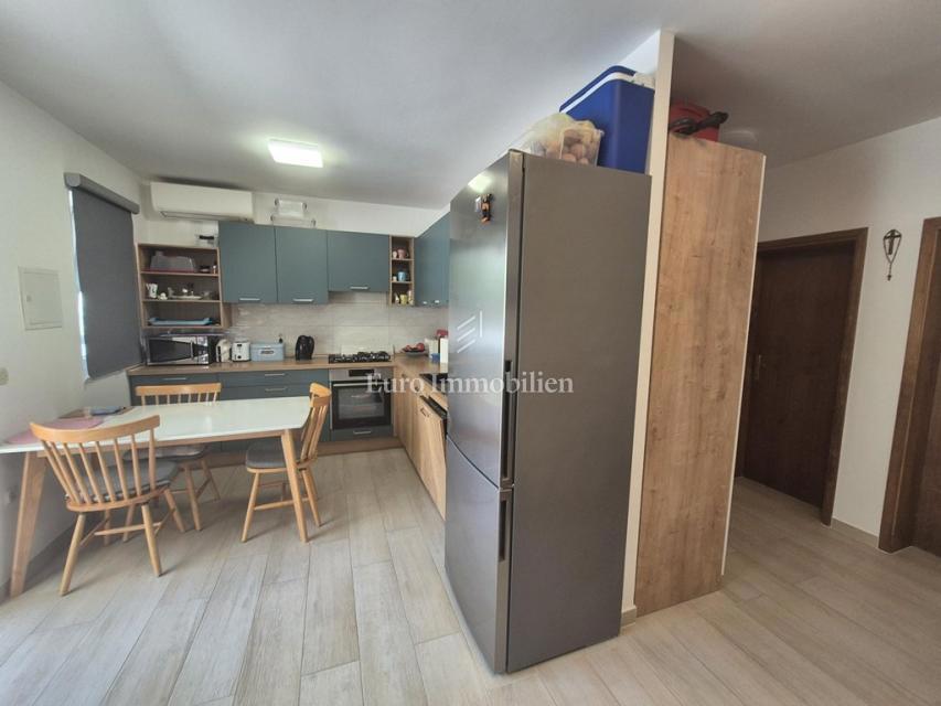 Rogoznica - apartma 2. vrsta od morja